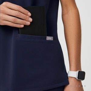 Figs: Casma™ Three-Pocket Scrub Top XS